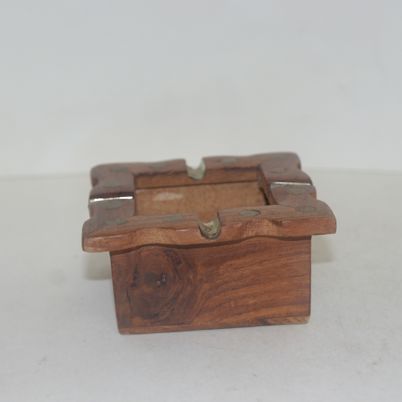 원목나무에 청동으로 상감된 재털이