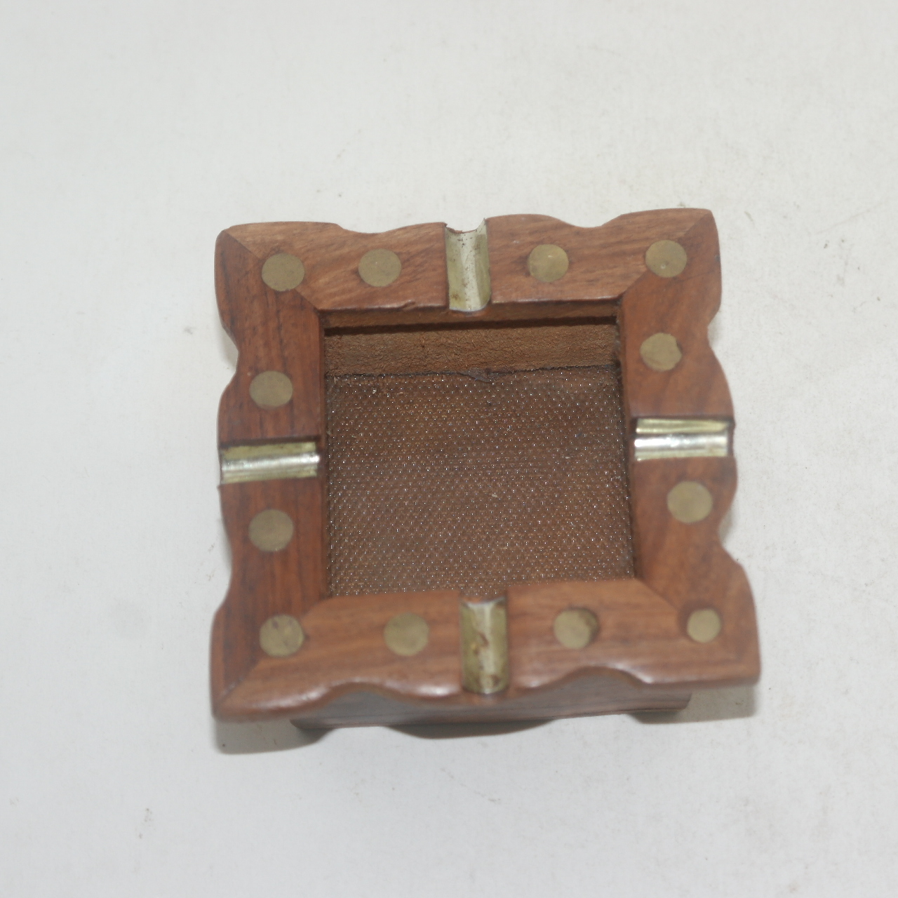 원목나무에 청동으로 상감된 재털이