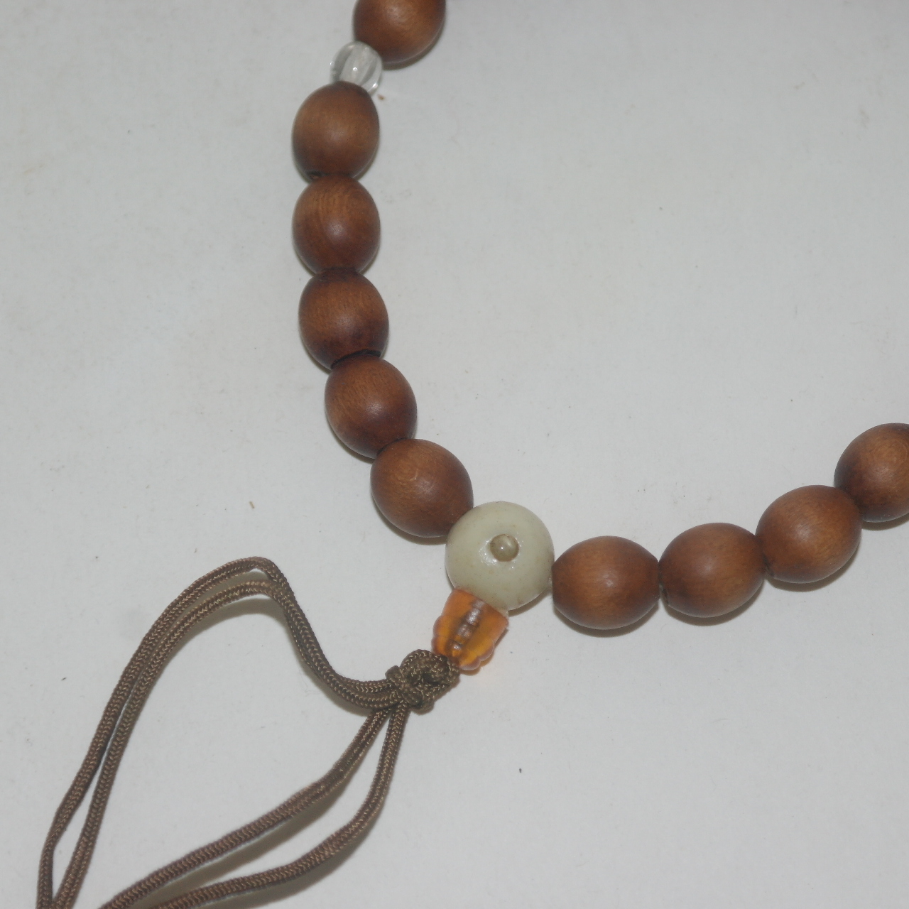 원목나무에 수정이 장식된 염주