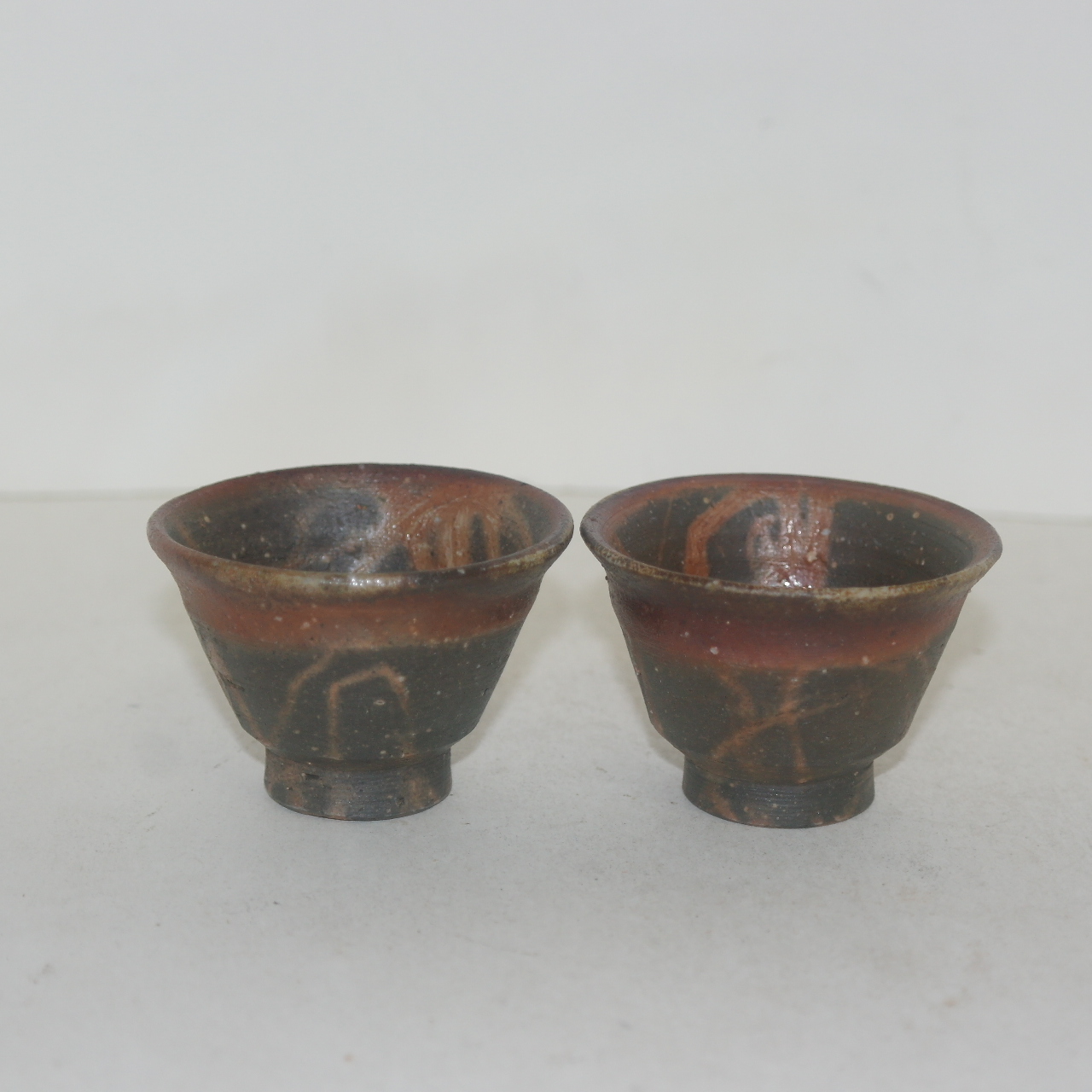 자연적인 문양이 좋은 시가라끼 청자잔 2점