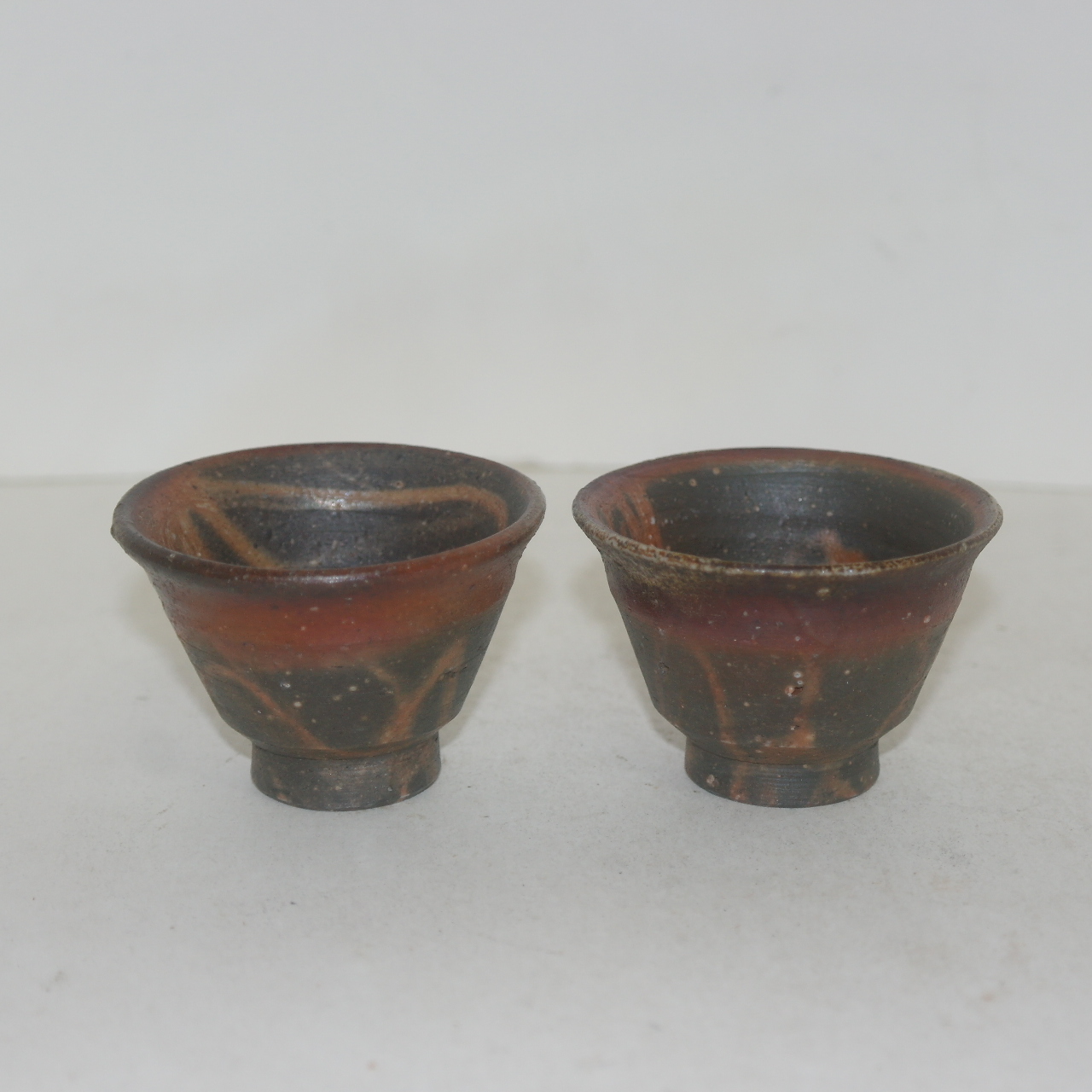 자연적인 문양이 좋은 시가라끼 청자잔 2점