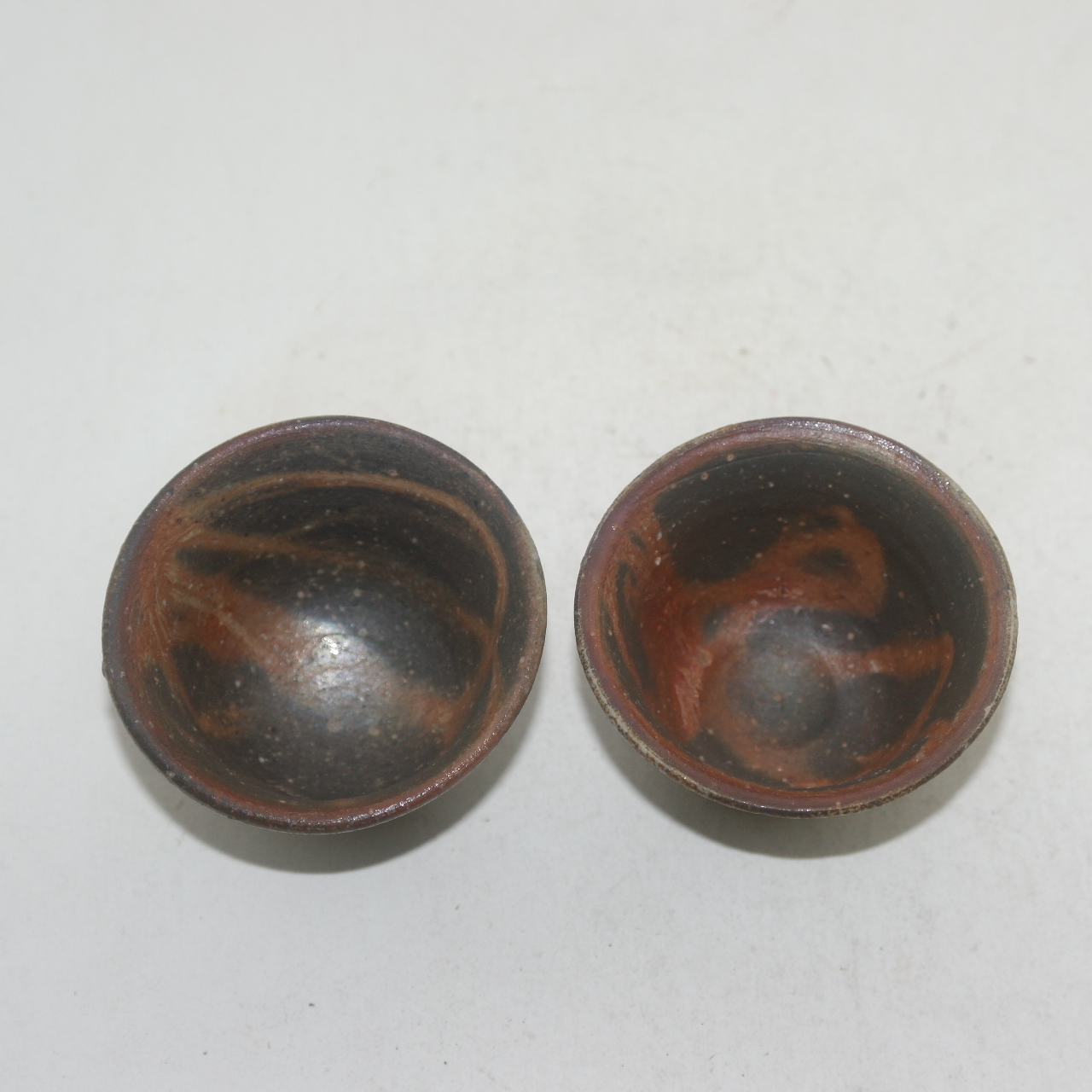 자연적인 문양이 좋은 시가라끼 청자잔 2점