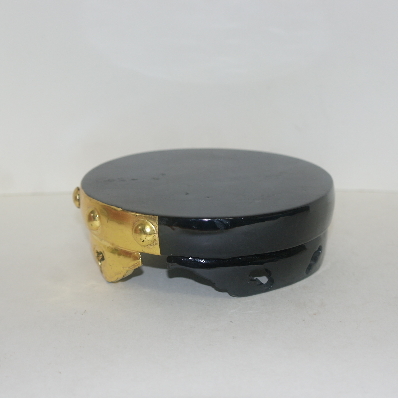 두꺼운 원목나무에금채된 화대