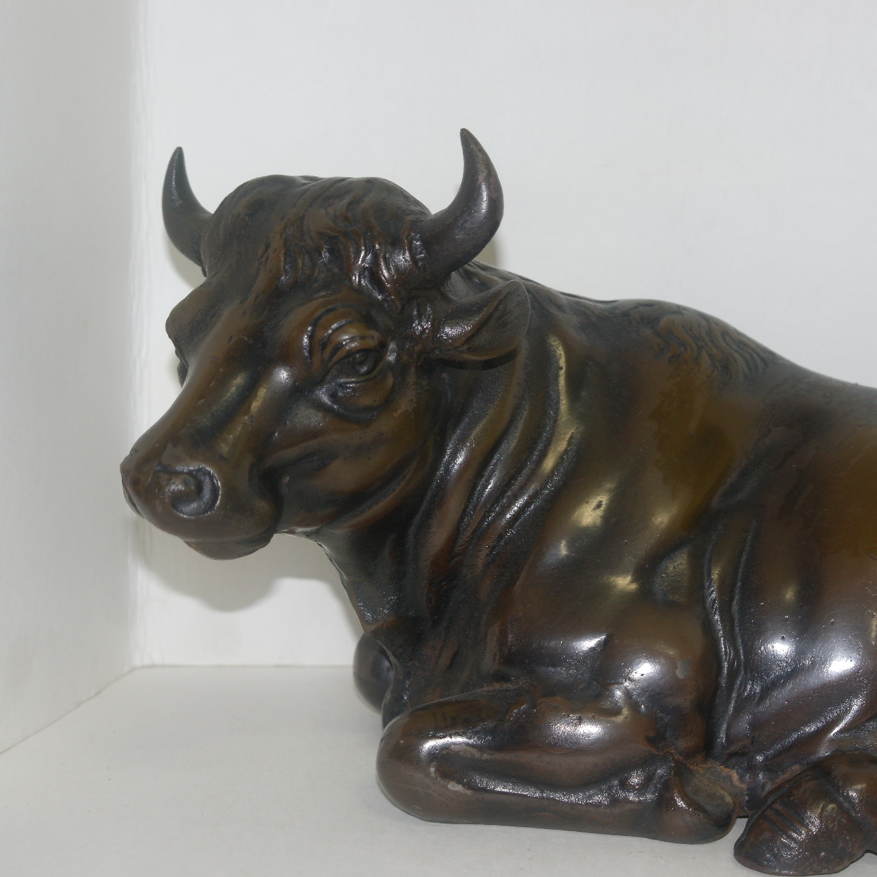 대형크기의 묵직한 무쇠로된 소 조각상