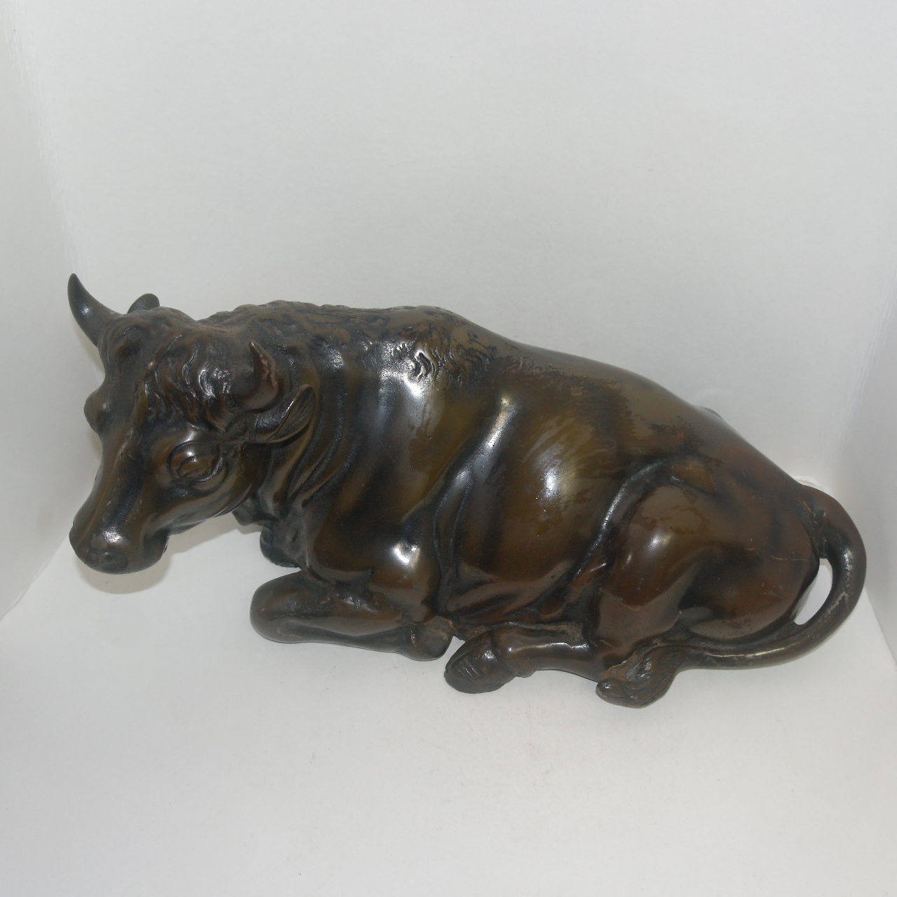 대형크기의 묵직한 무쇠로된 소 조각상