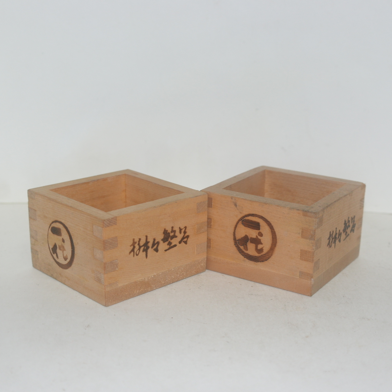 사귀물림이된 나무로된 댓박 2점