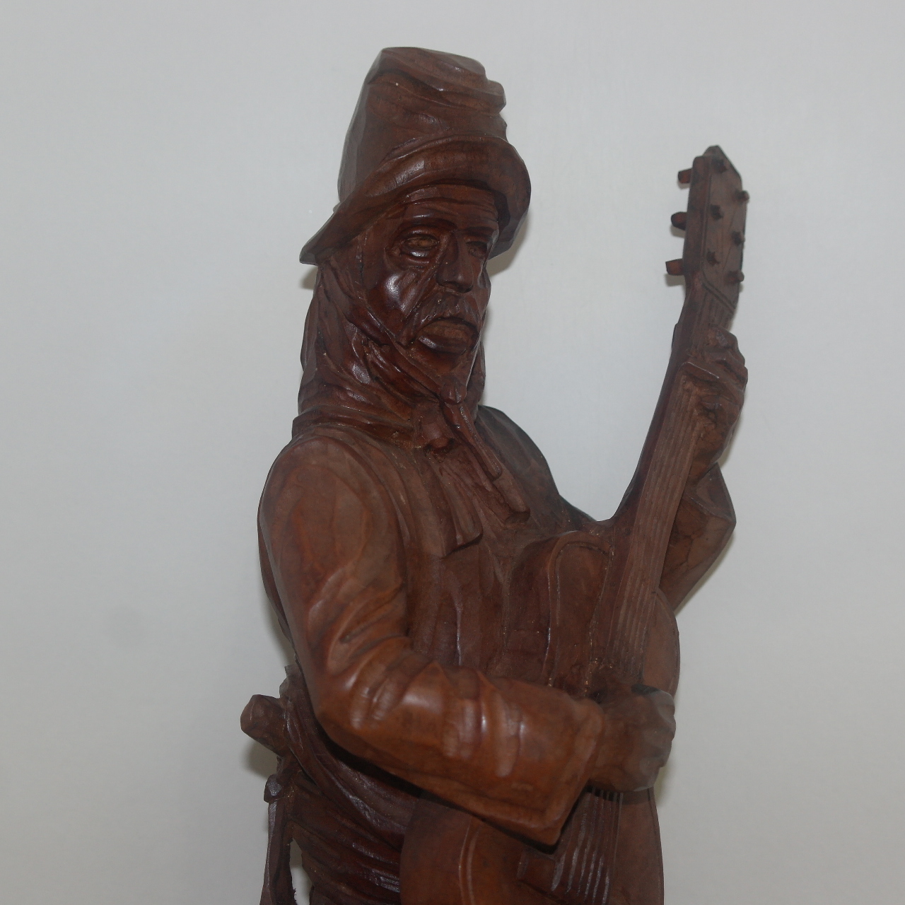 외국산 원목나무로된 기타치는 남자 조각상