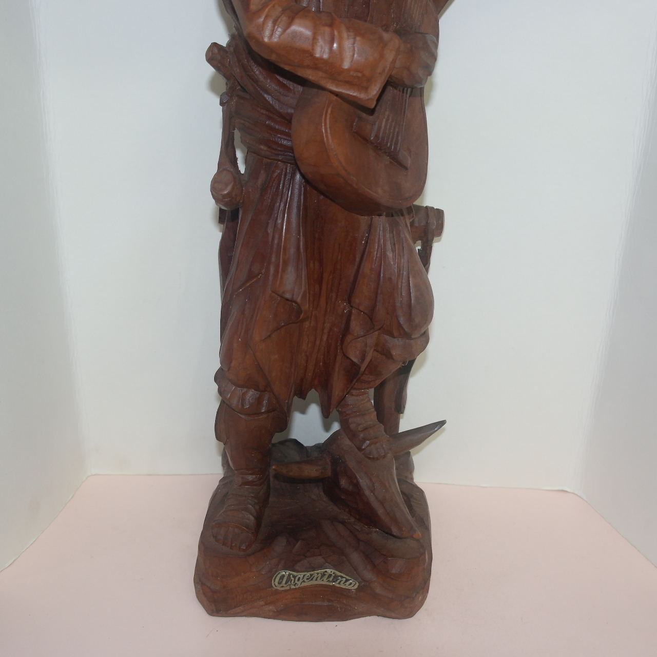 외국산 원목나무로된 기타치는 남자 조각상