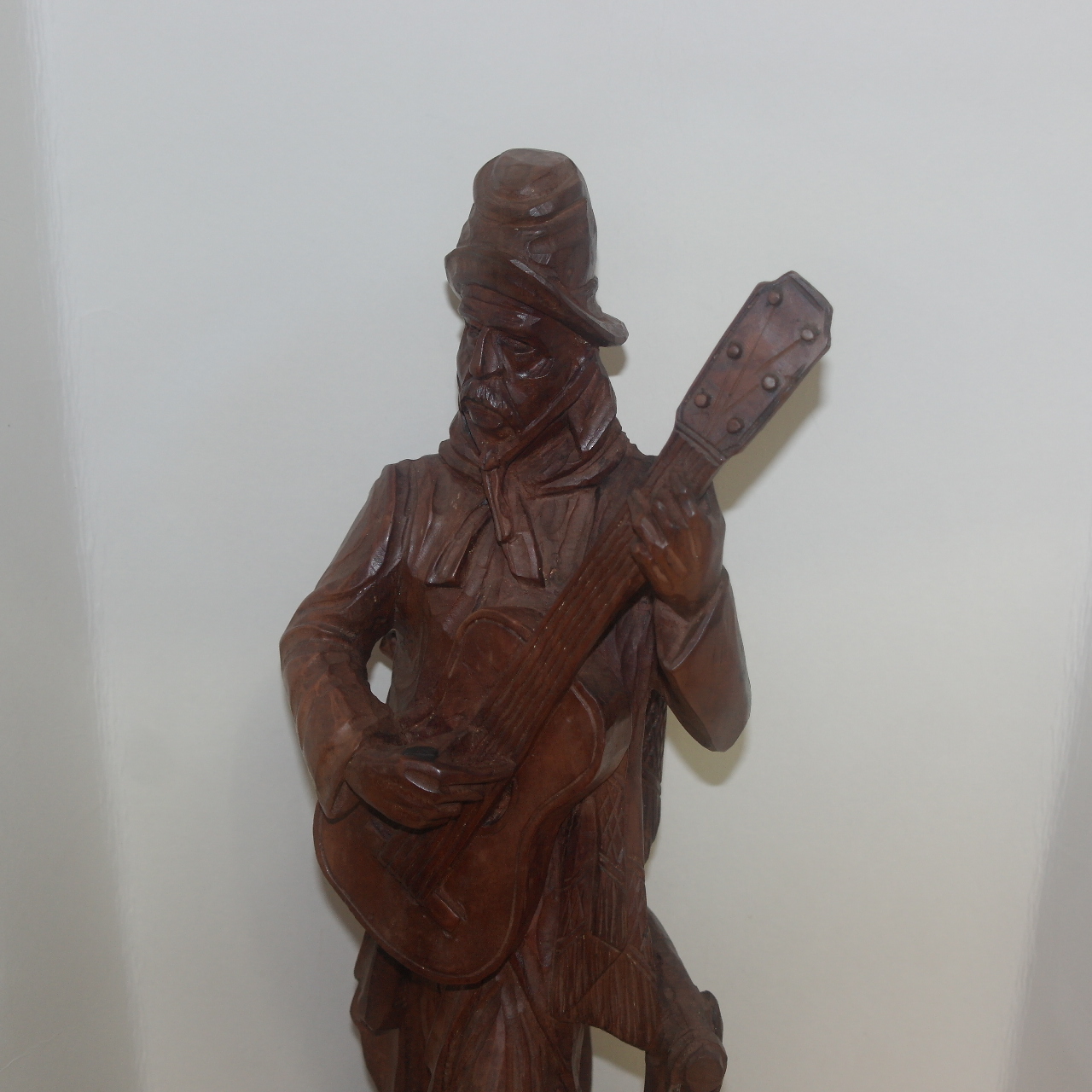 외국산 원목나무로된 기타치는 남자 조각상