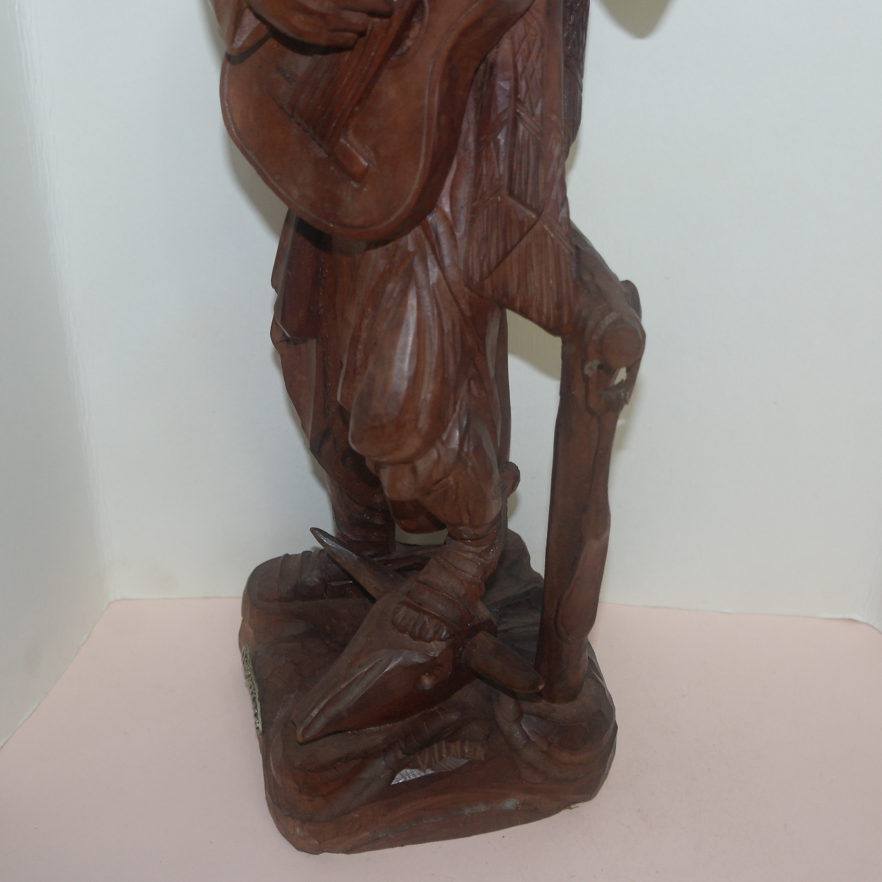 외국산 원목나무로된 기타치는 남자 조각상