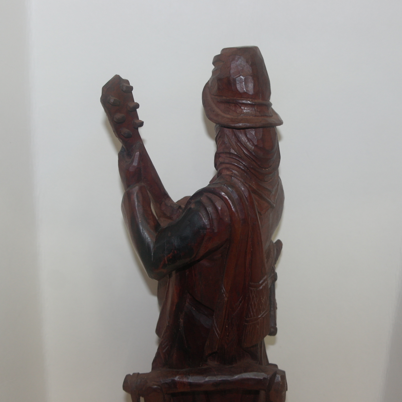 외국산 원목나무로된 기타치는 남자 조각상