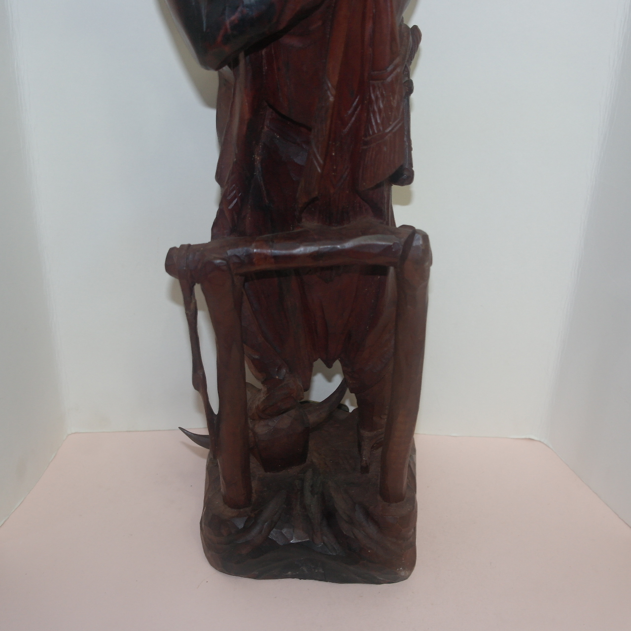 외국산 원목나무로된 기타치는 남자 조각상