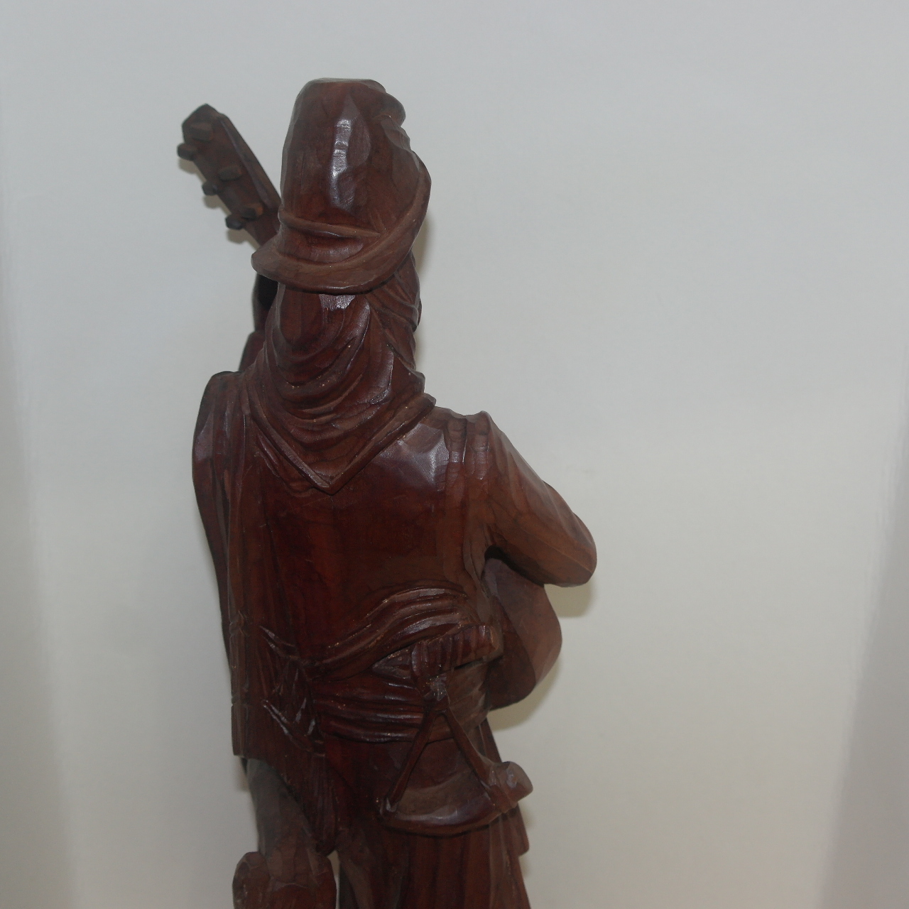 외국산 원목나무로된 기타치는 남자 조각상