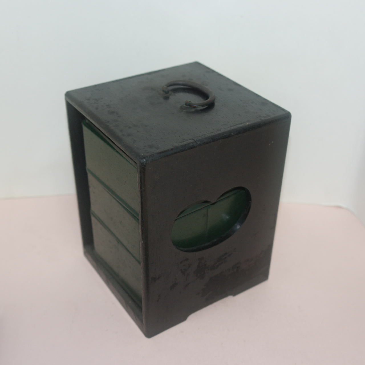 나무에 칠이된 삼단 도시락 과  함