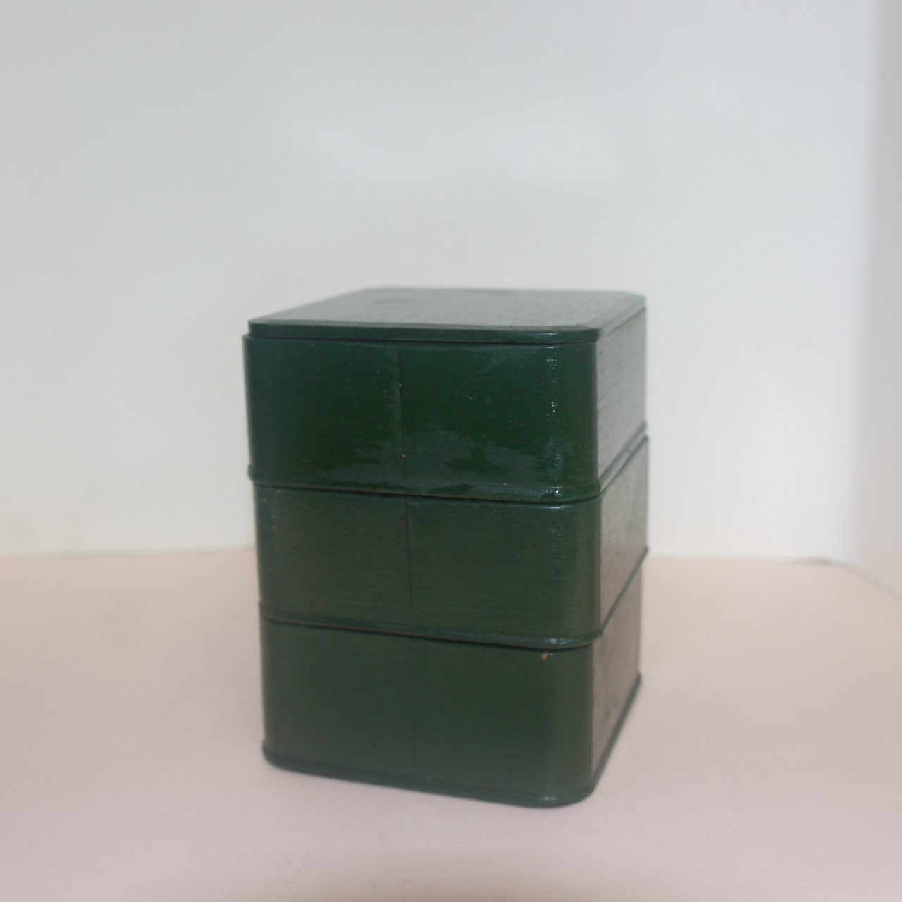 나무에 칠이된 삼단 도시락 과  함