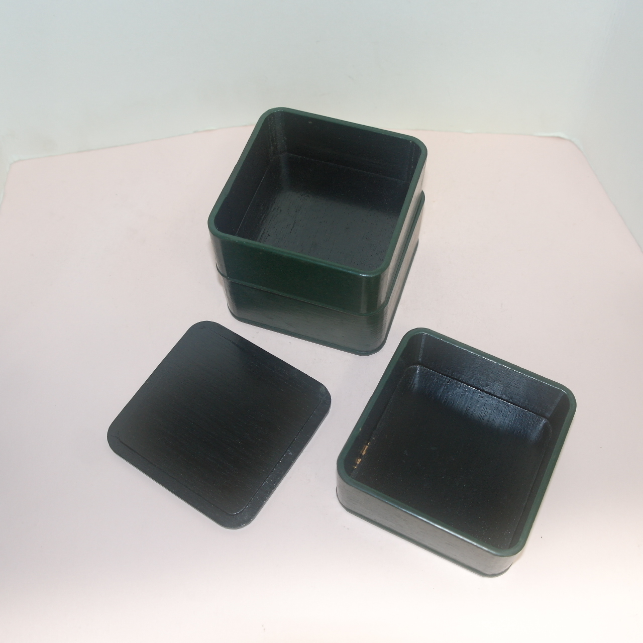 나무에 칠이된 삼단 도시락 과  함