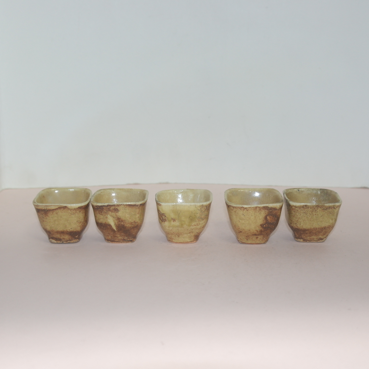 연대가좋은 분청자 사각잔 5점 과 나무함