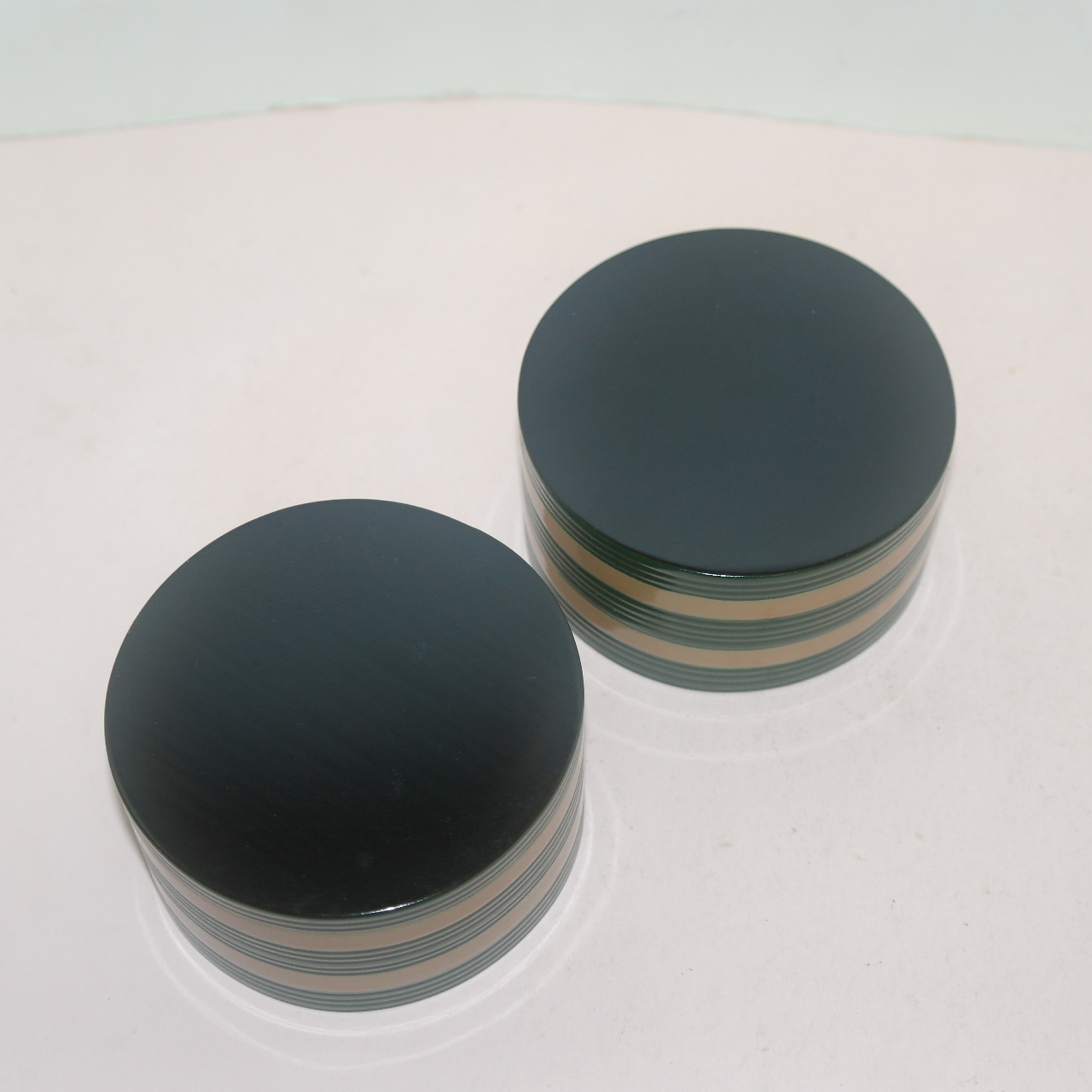 나무에 칠이된 완 2점