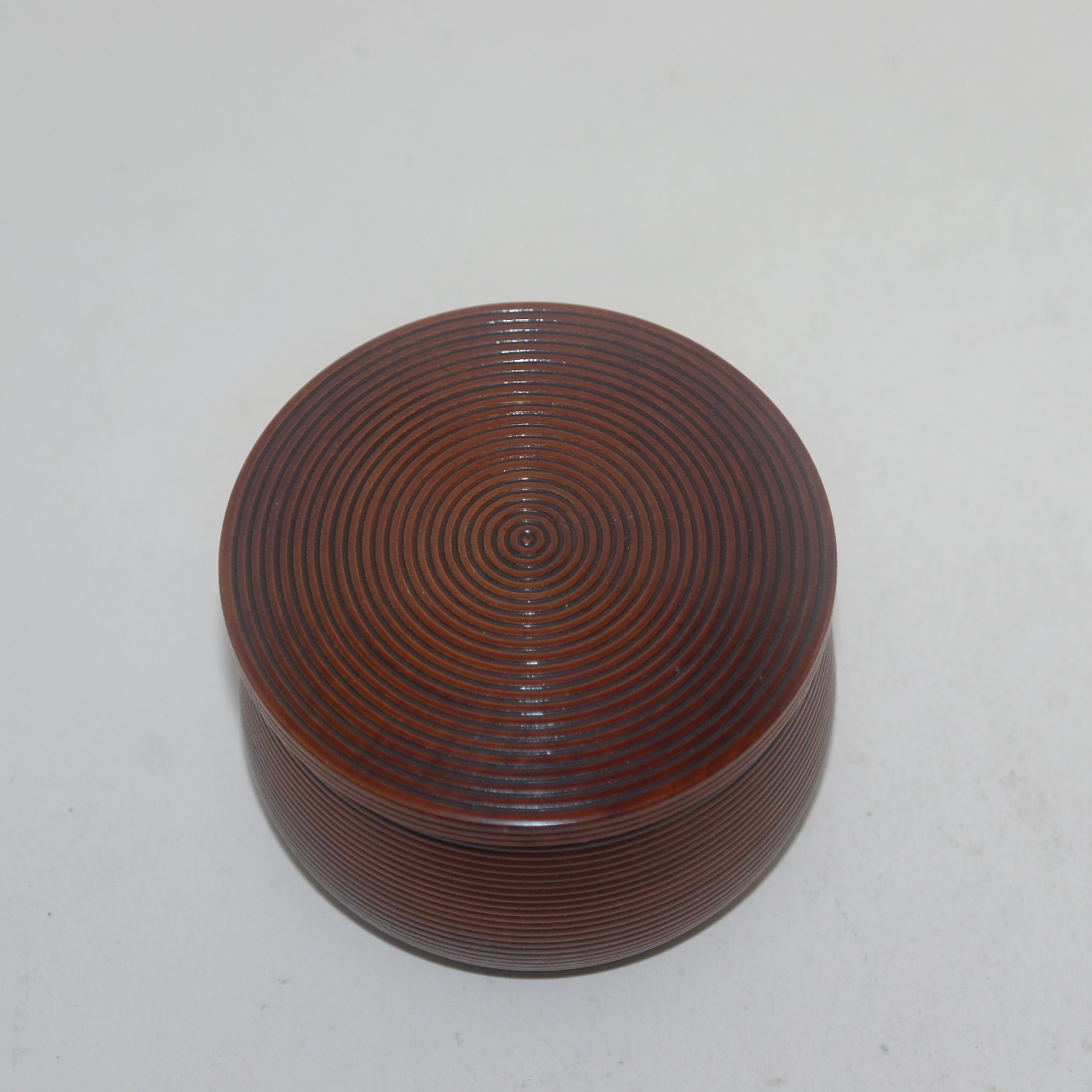 나무에 칠이된 차합