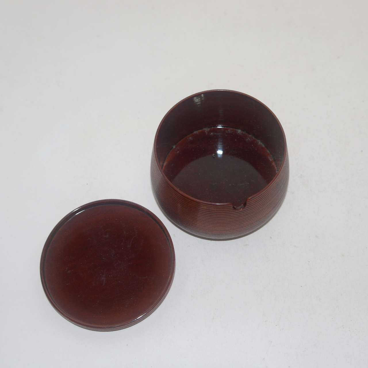 나무에 칠이된 차합