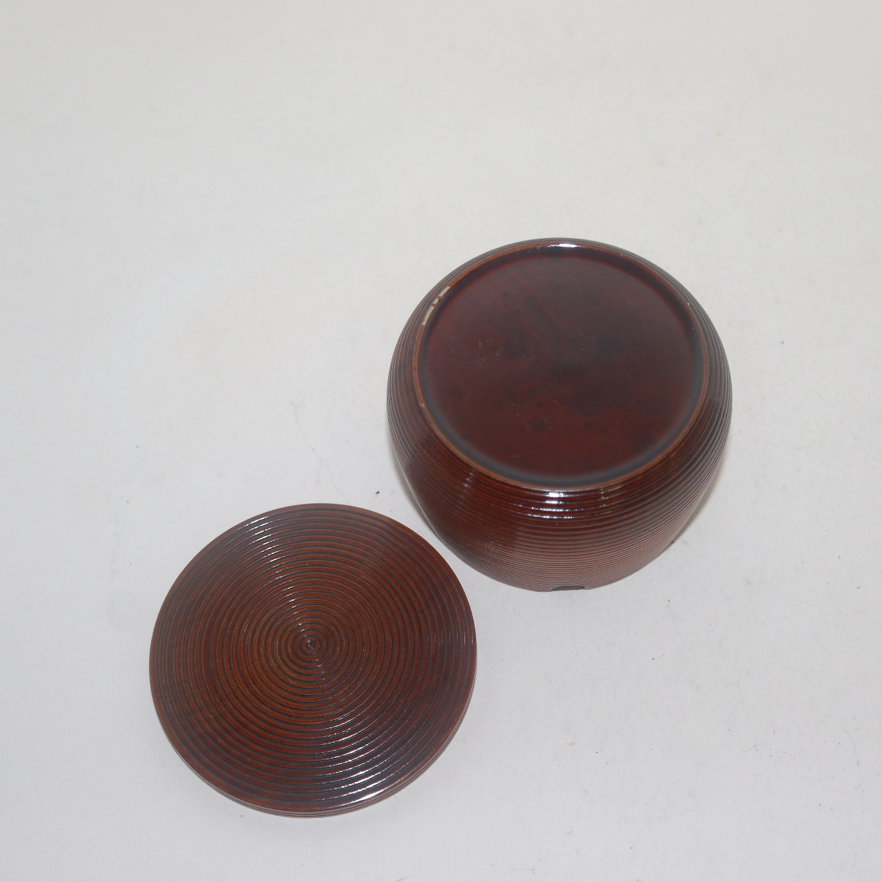 나무에 칠이된 차합