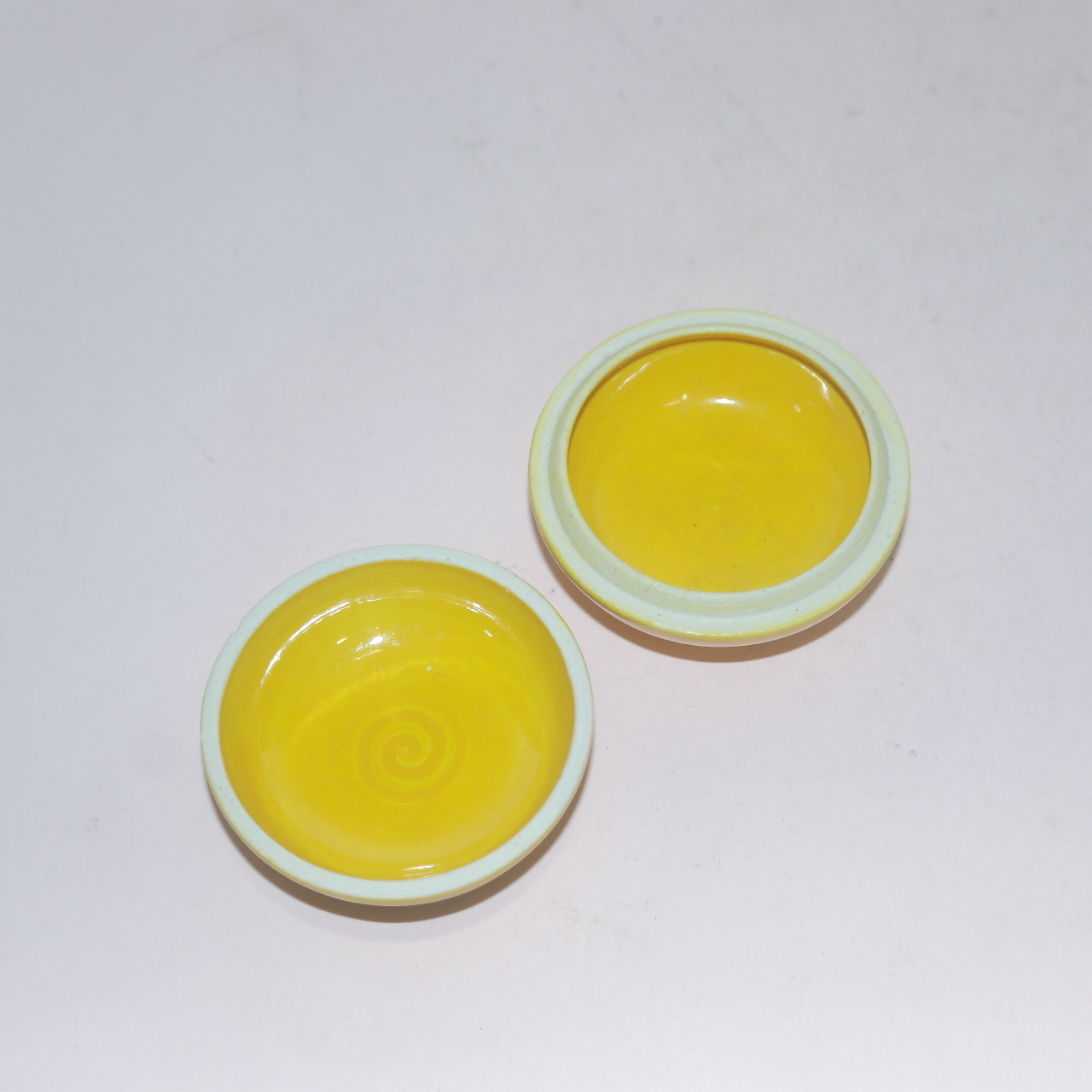 황청자 양각화문 향합