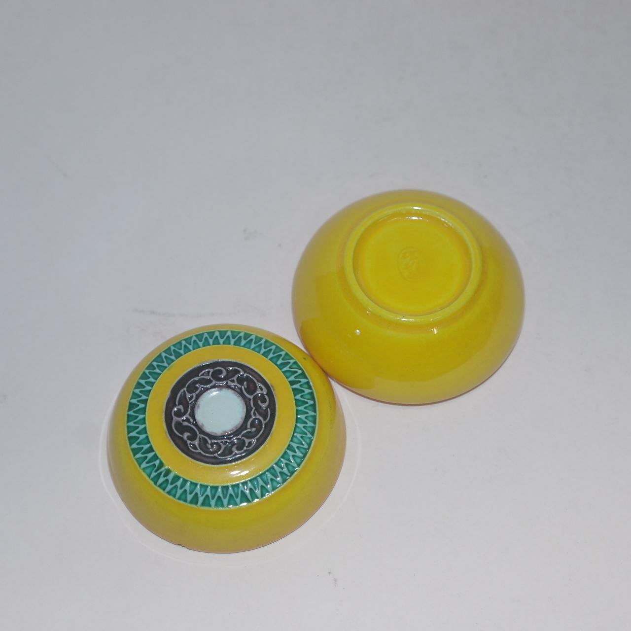 황청자 양각화문 향합