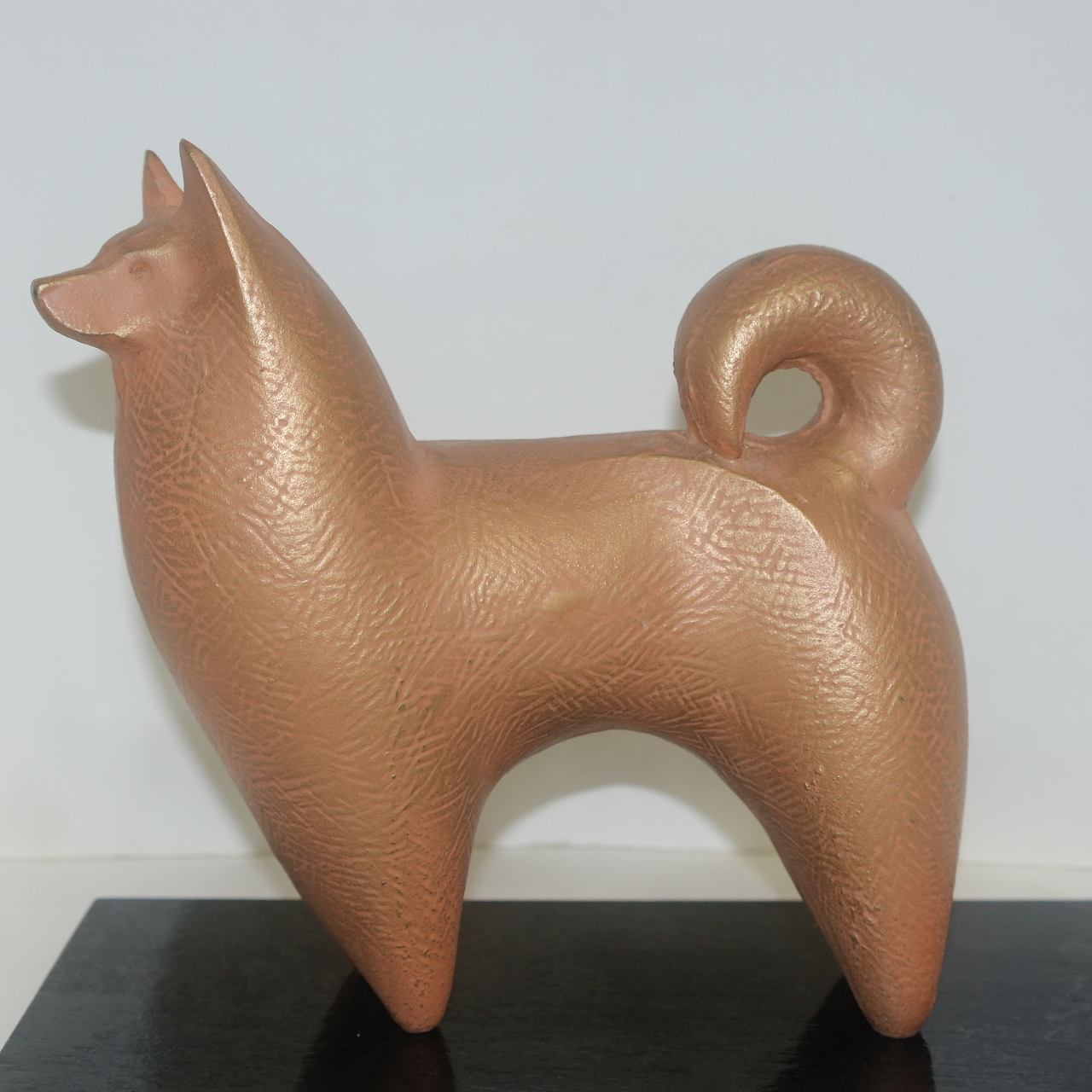 묵직한 무쇠로된 개 조각상