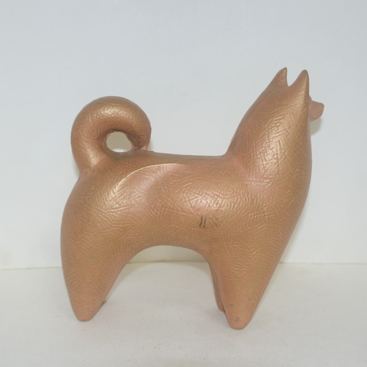 묵직한 무쇠로된 개 조각상