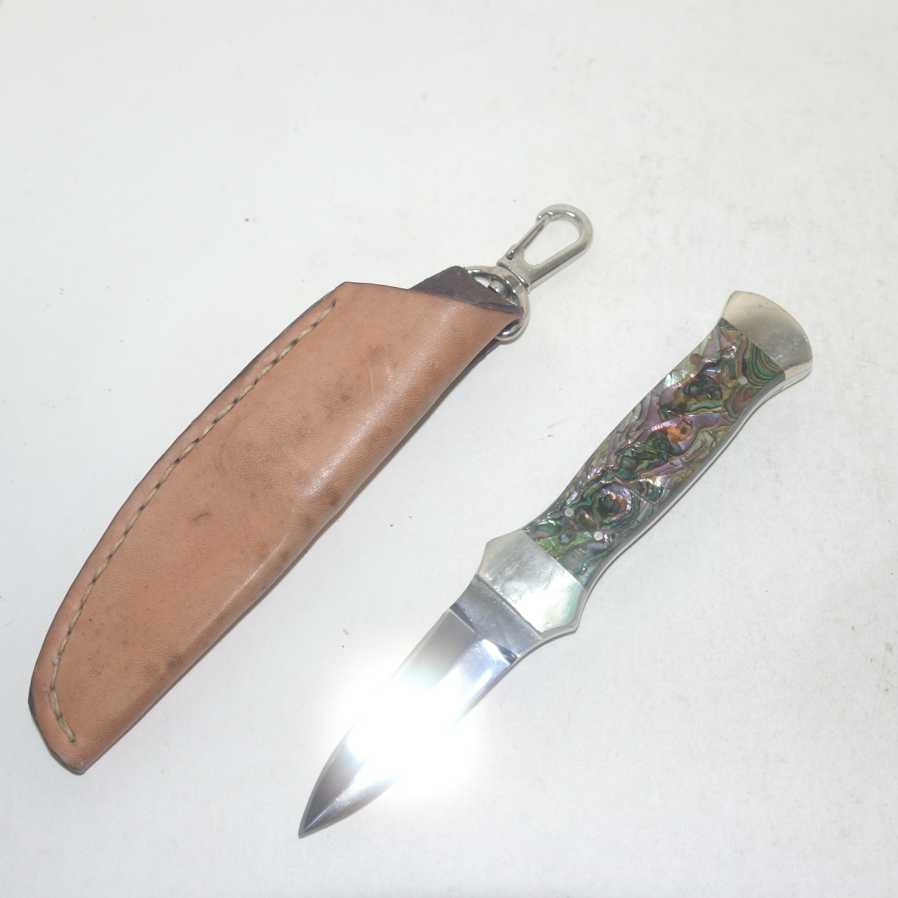 묵직한 금속재질에 자개빛장식이된 등산용 칼