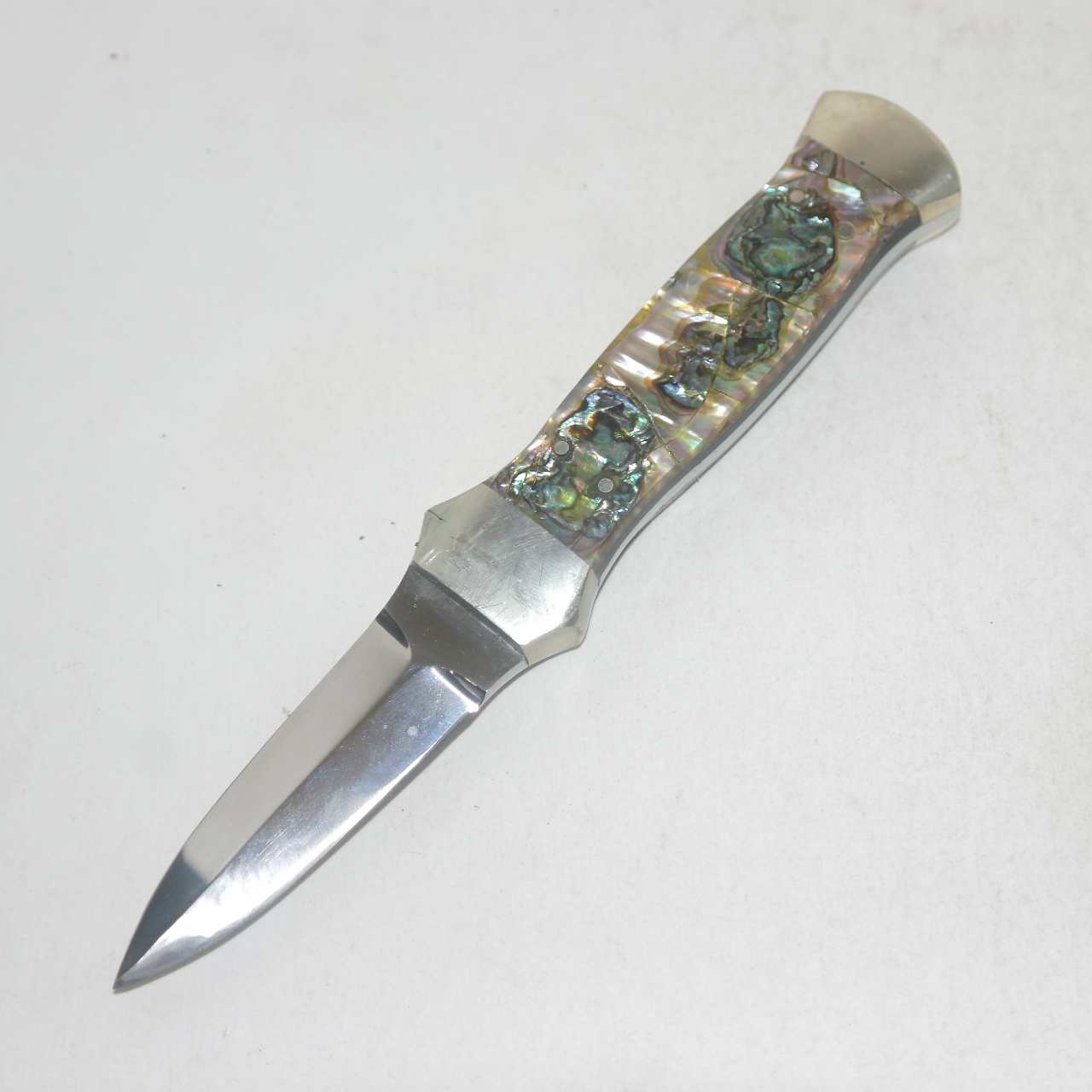 묵직한 금속재질에 자개빛장식이된 등산용 칼