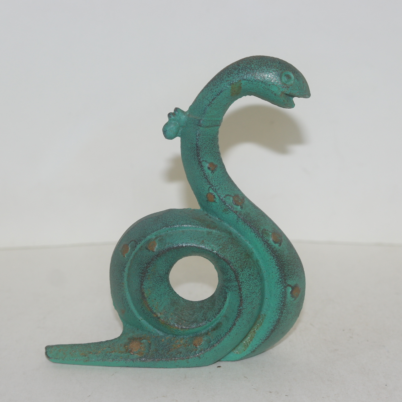 묵직한 무쇠통으로된 뱀 조각상