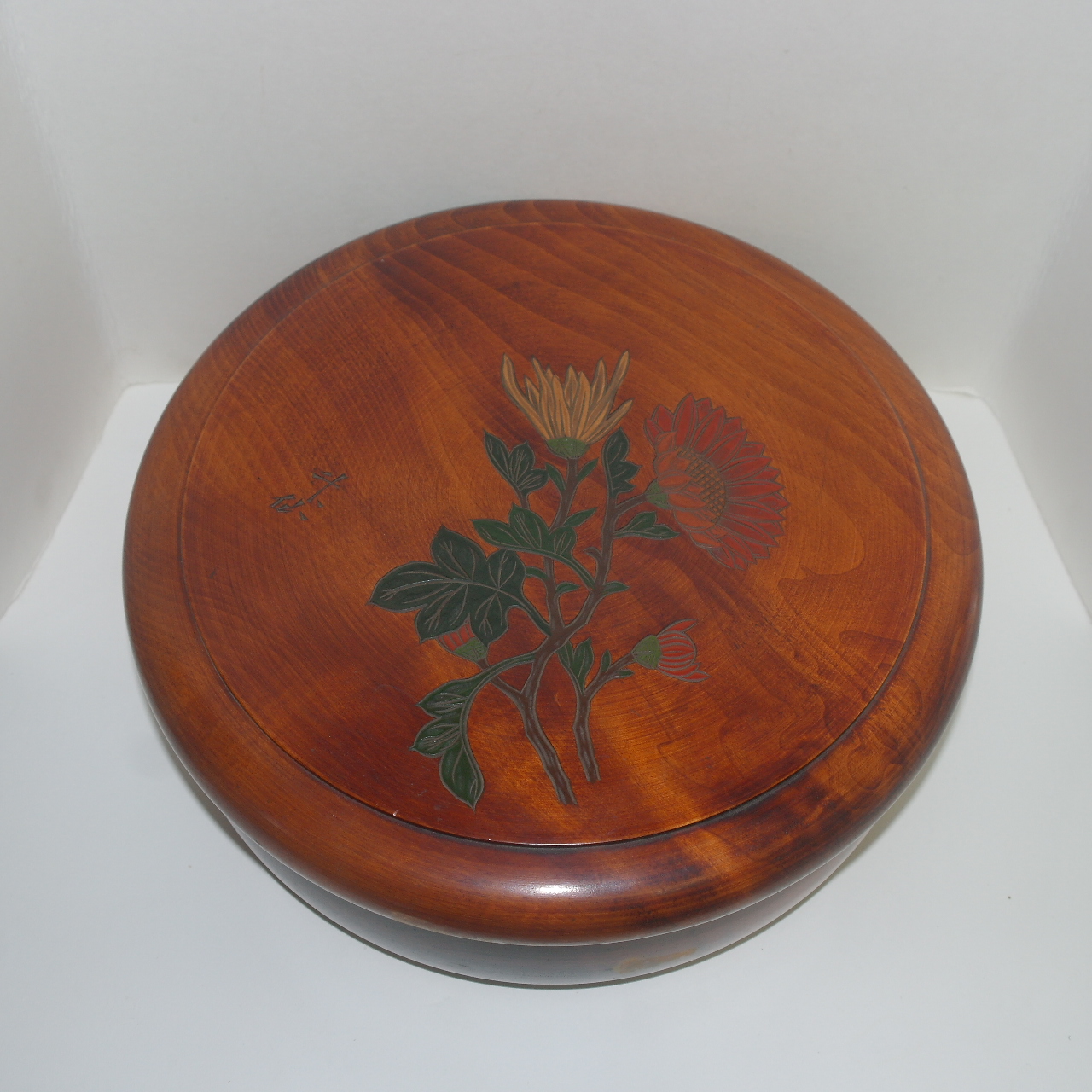 원목나무로된 대형크기의 화문이 조각된 합