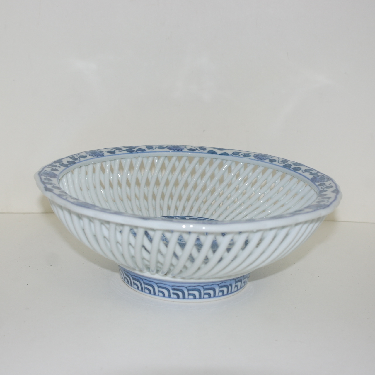 금봉(琴峰) 청화백자 투각화문 완