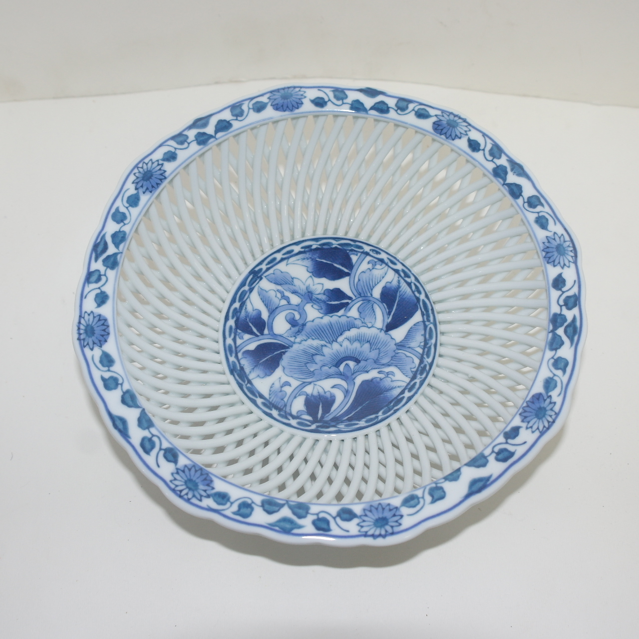 금봉(琴峰) 청화백자 투각화문 완