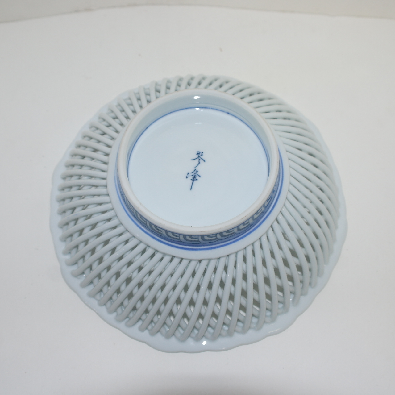 금봉(琴峰) 청화백자 투각화문 완