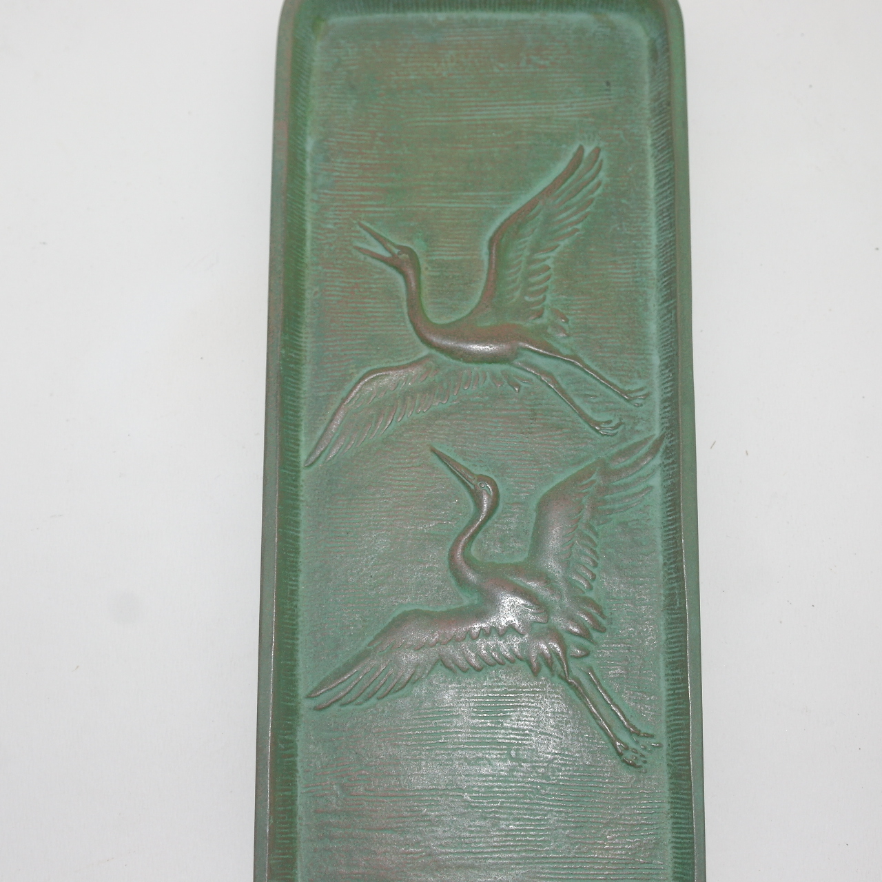 묵직한  청동으로된 쌍학이 양각조각된 차반