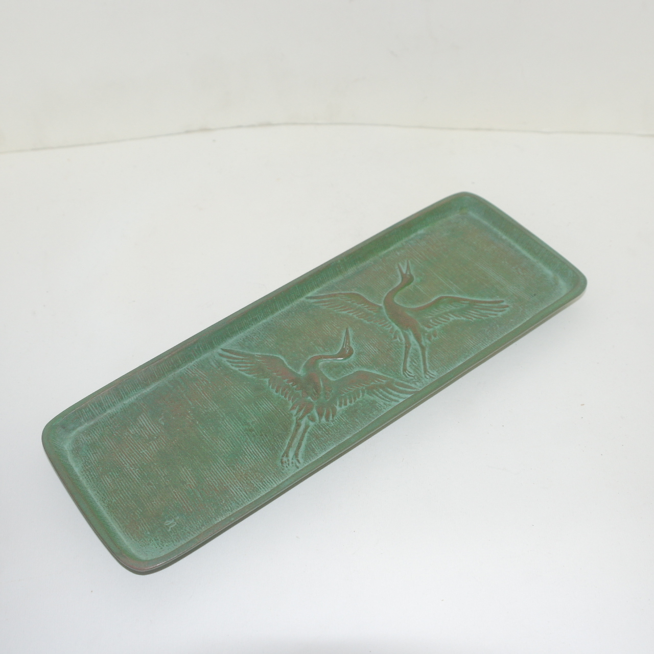 묵직한  청동으로된 쌍학이 양각조각된 차반