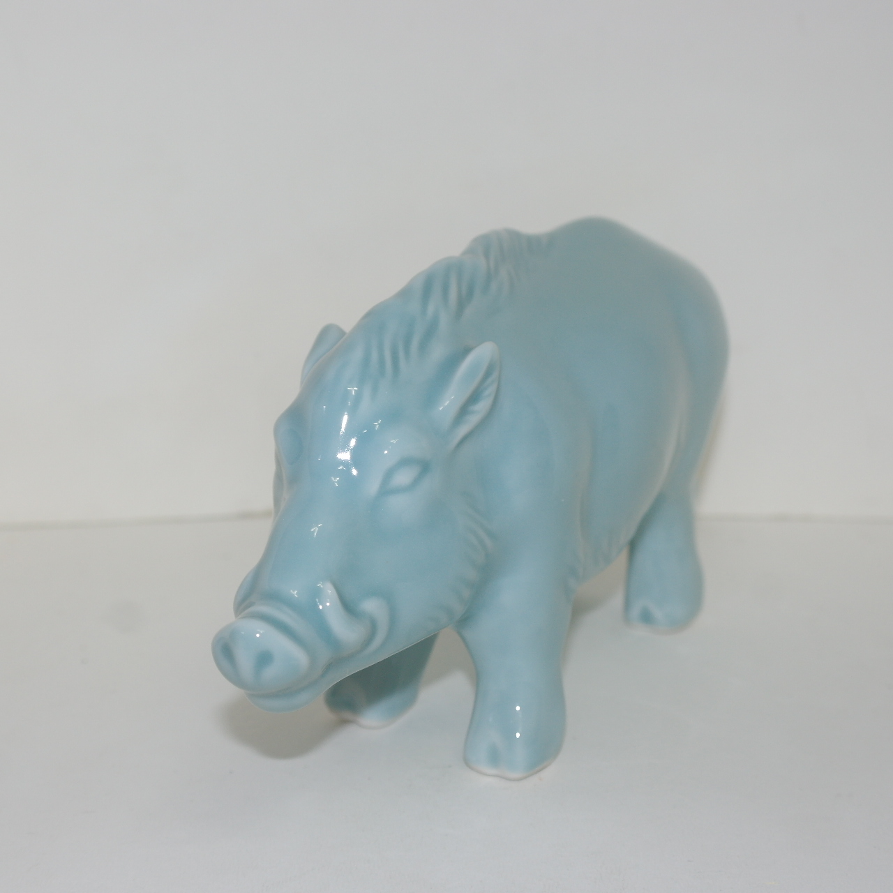빛깔이 좋은 청자 멧돼지 조각상