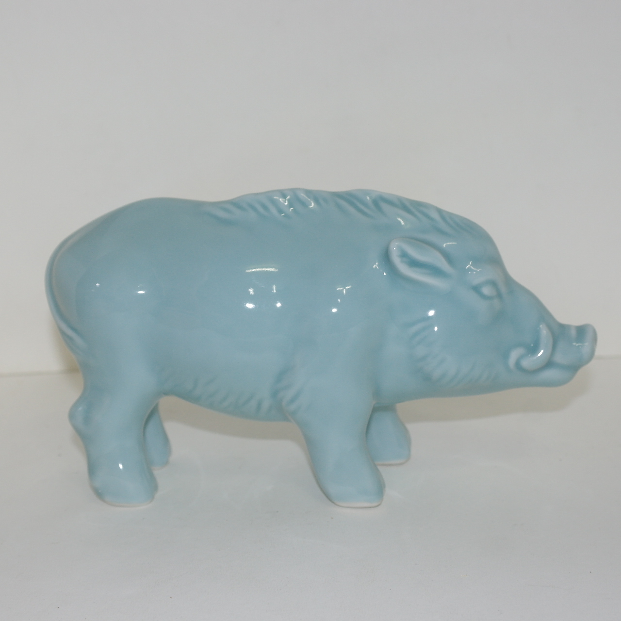 빛깔이 좋은 청자 멧돼지 조각상