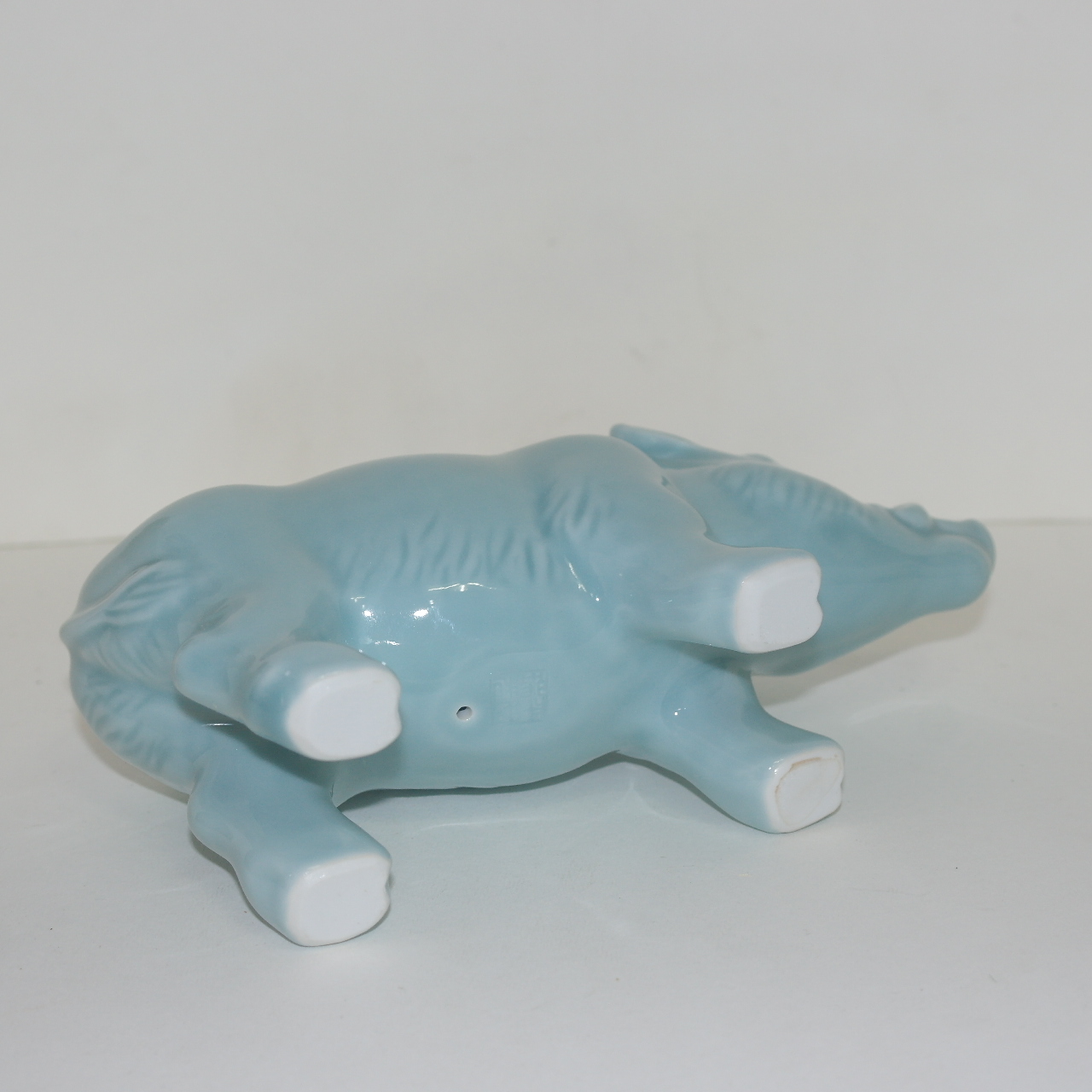 빛깔이 좋은 청자 멧돼지 조각상