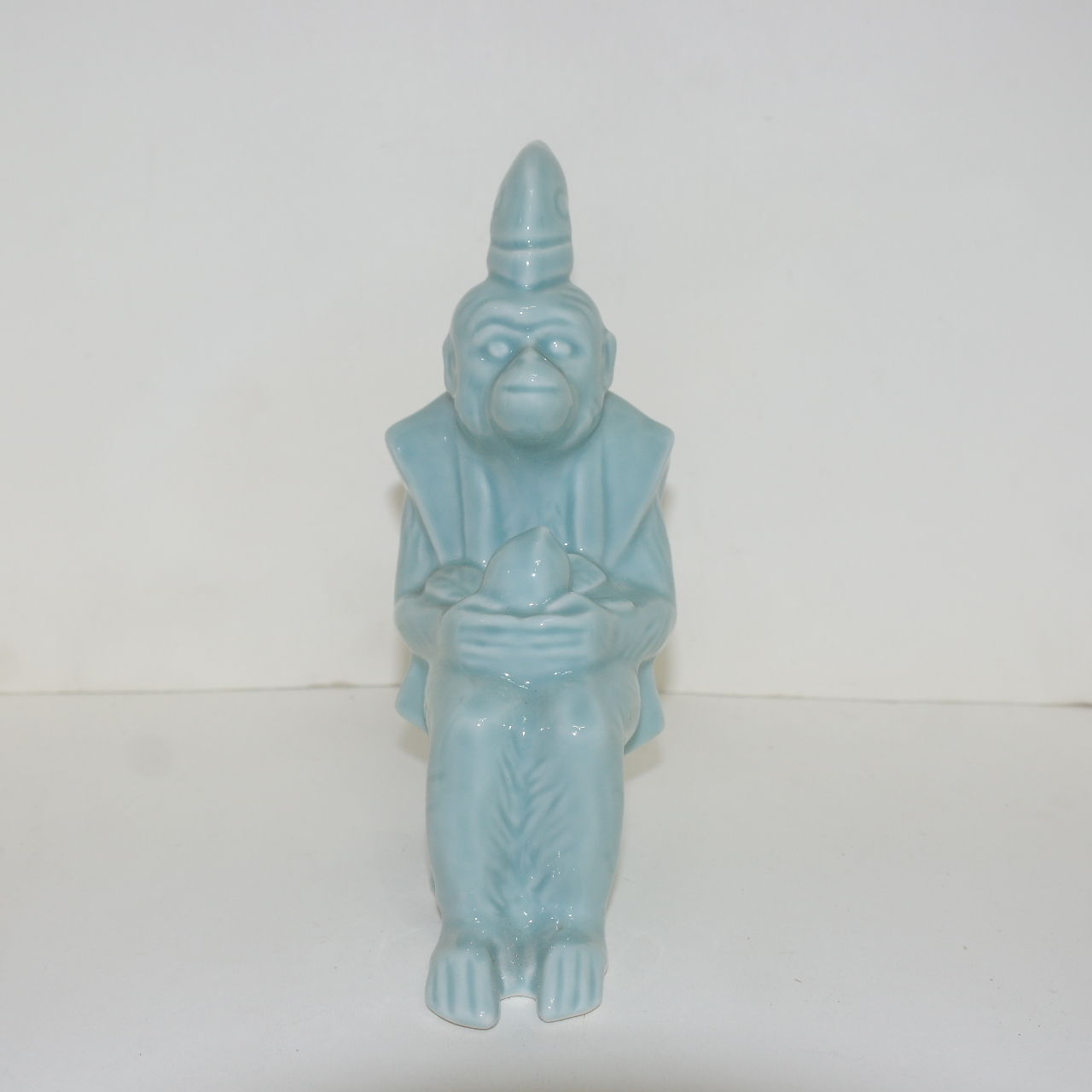 빛깔이 좋은 청자 원숭이 조각상