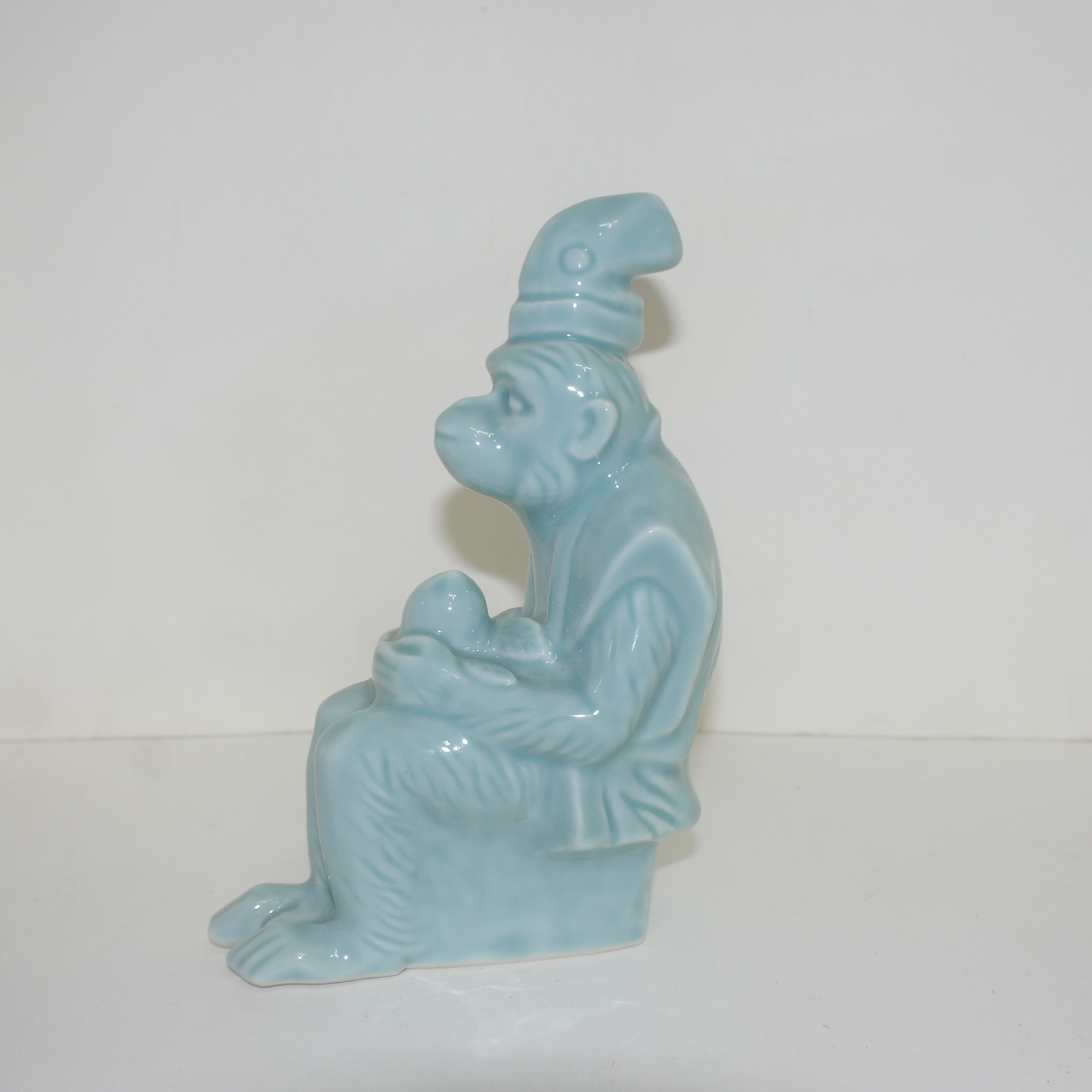 빛깔이 좋은 청자 원숭이 조각상