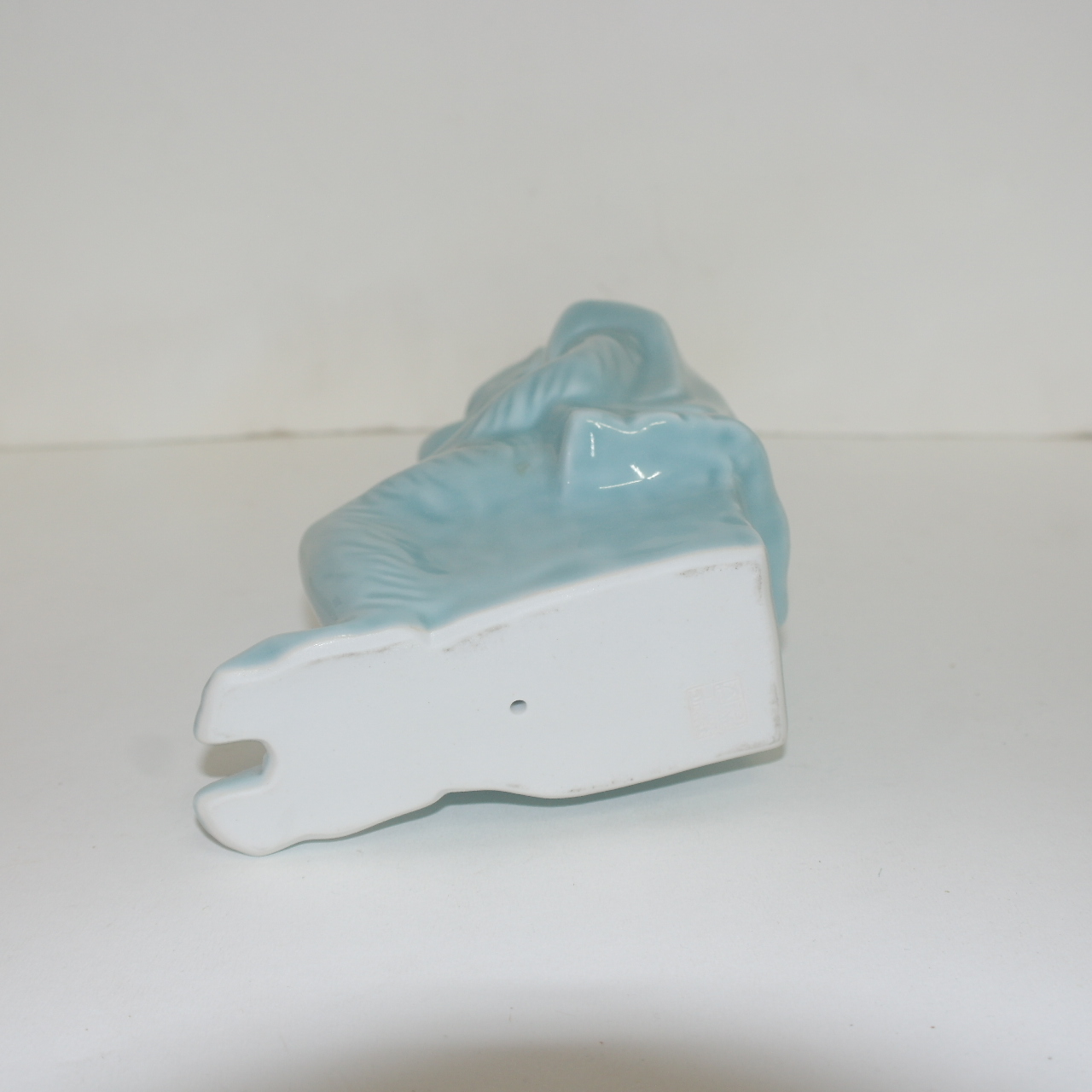 빛깔이 좋은 청자 원숭이 조각상