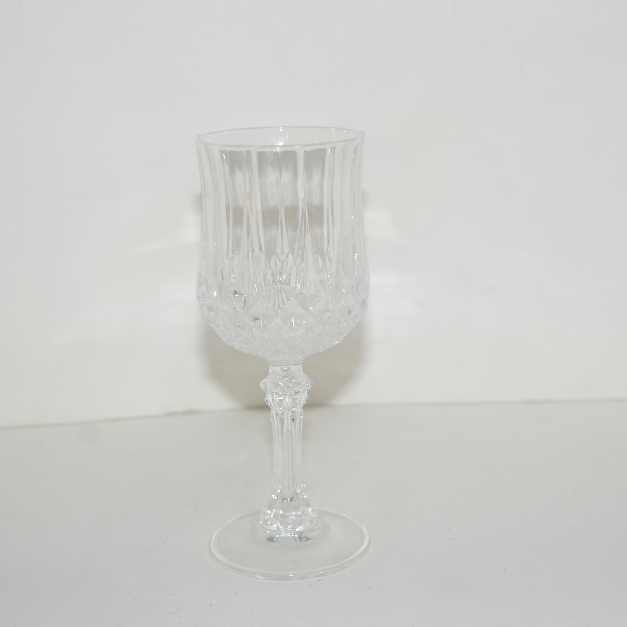 각진 크리스탈 와인잔