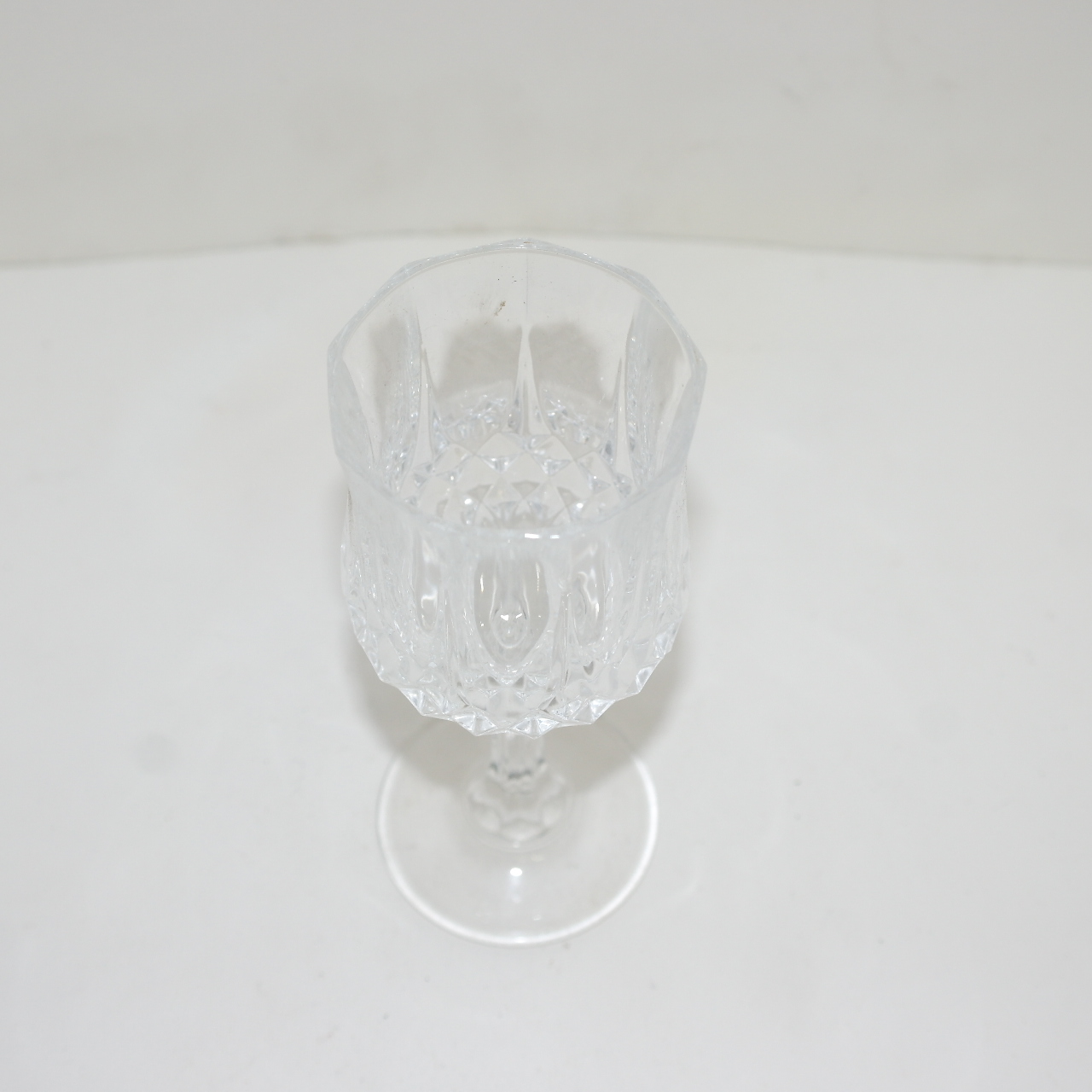 각진 크리스탈 와인잔