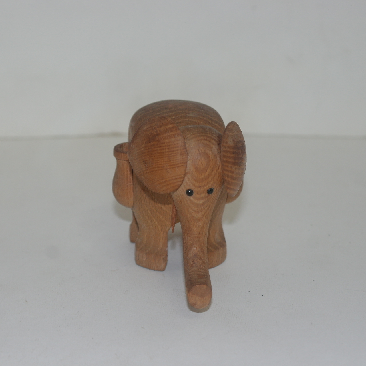 나무를 조각한 코끼리 조각상