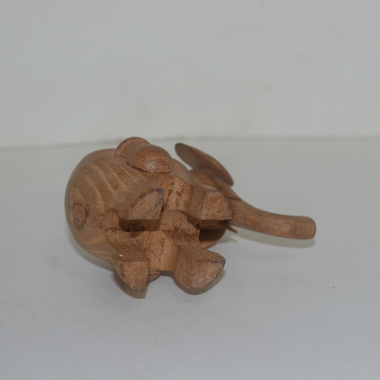 나무를 조각한 코끼리 조각상