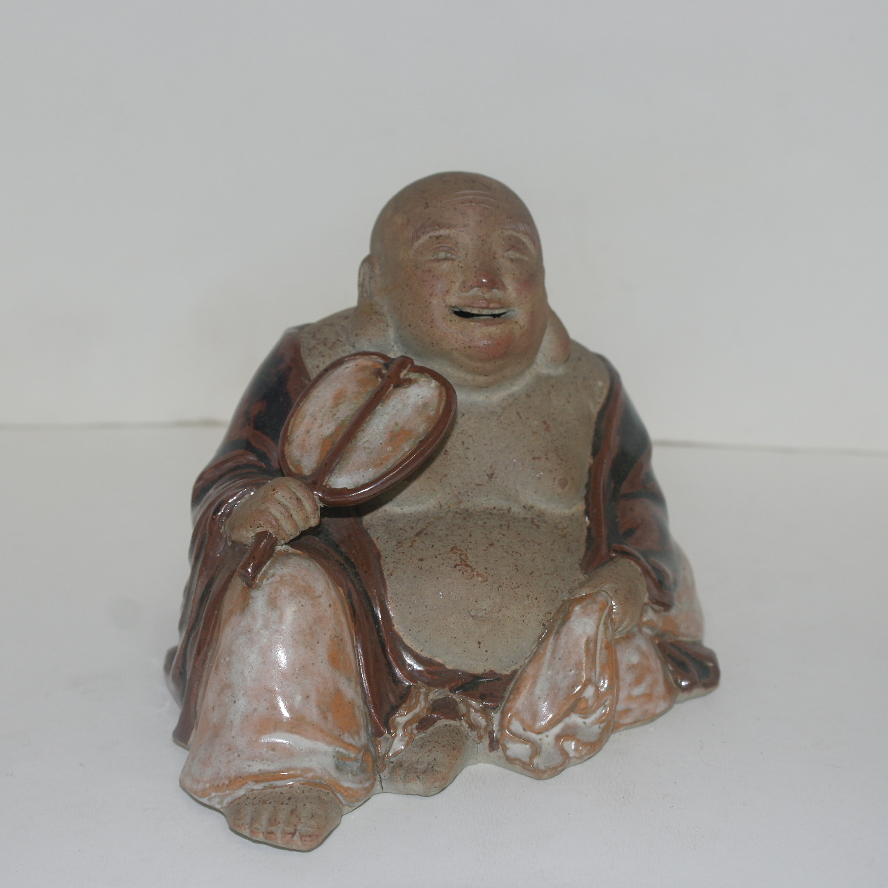 작가의 작품인 청자 달마대사 조각상