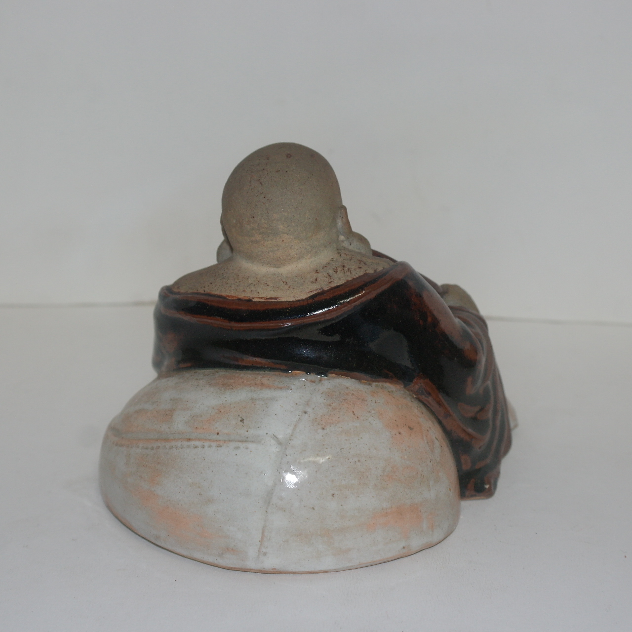 작가의 작품인 청자 달마대사 조각상